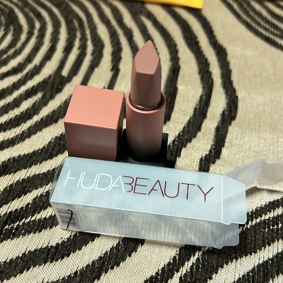 ⚡️💕Huda Beauty Anniversary Bullet Lipstick - Picture 3 of 14